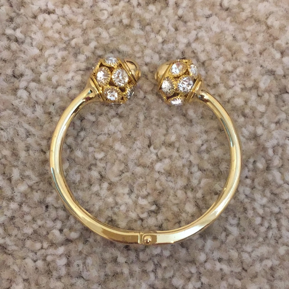 Gold bracelet (costume)